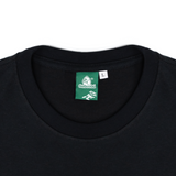 這是GUGOOGU的雙面印花黑色口袋T恤的領口細節。採用圓領的設計。