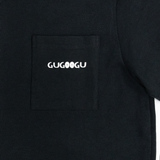 這是GUGOOGU的雙面印花黑色口袋T恤，正面的口袋細節。