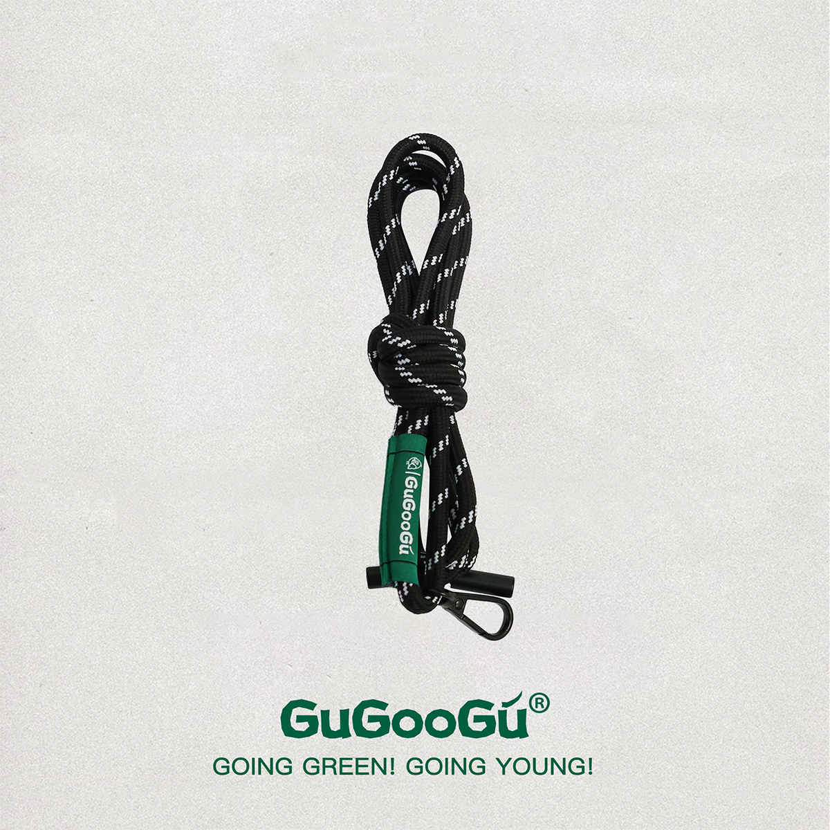 這是GUGOOGU的可調節式黑白掛繩，可以將手機等物品懸掛背在身上。