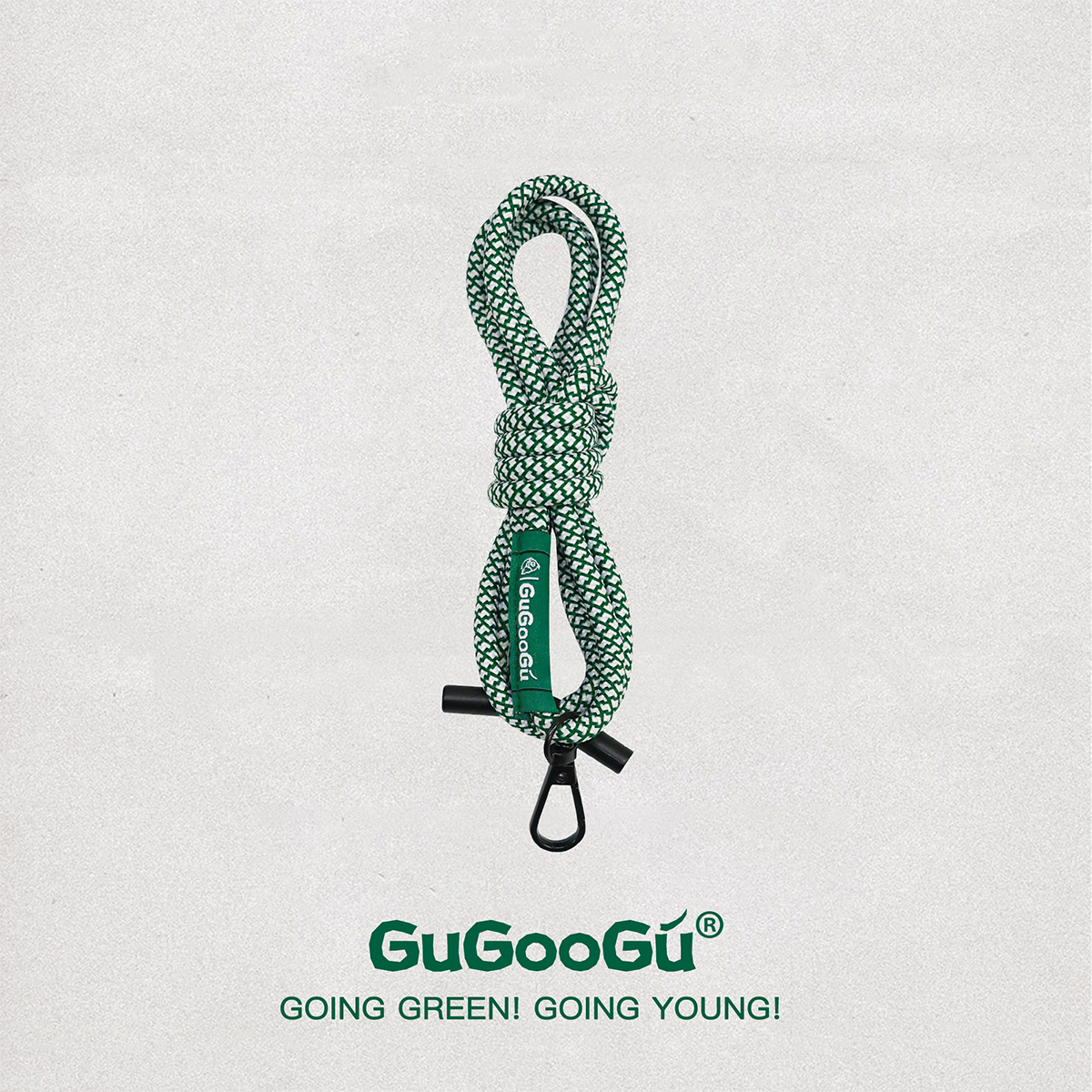這是GUGOOGU的綠白拼色的手機繩。它可以在你出行的時候幫你解放雙手和口袋。