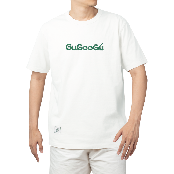 GUGOOGU百搭圓領T恤，oversize風格。純白色T恤，綠色logo印花。