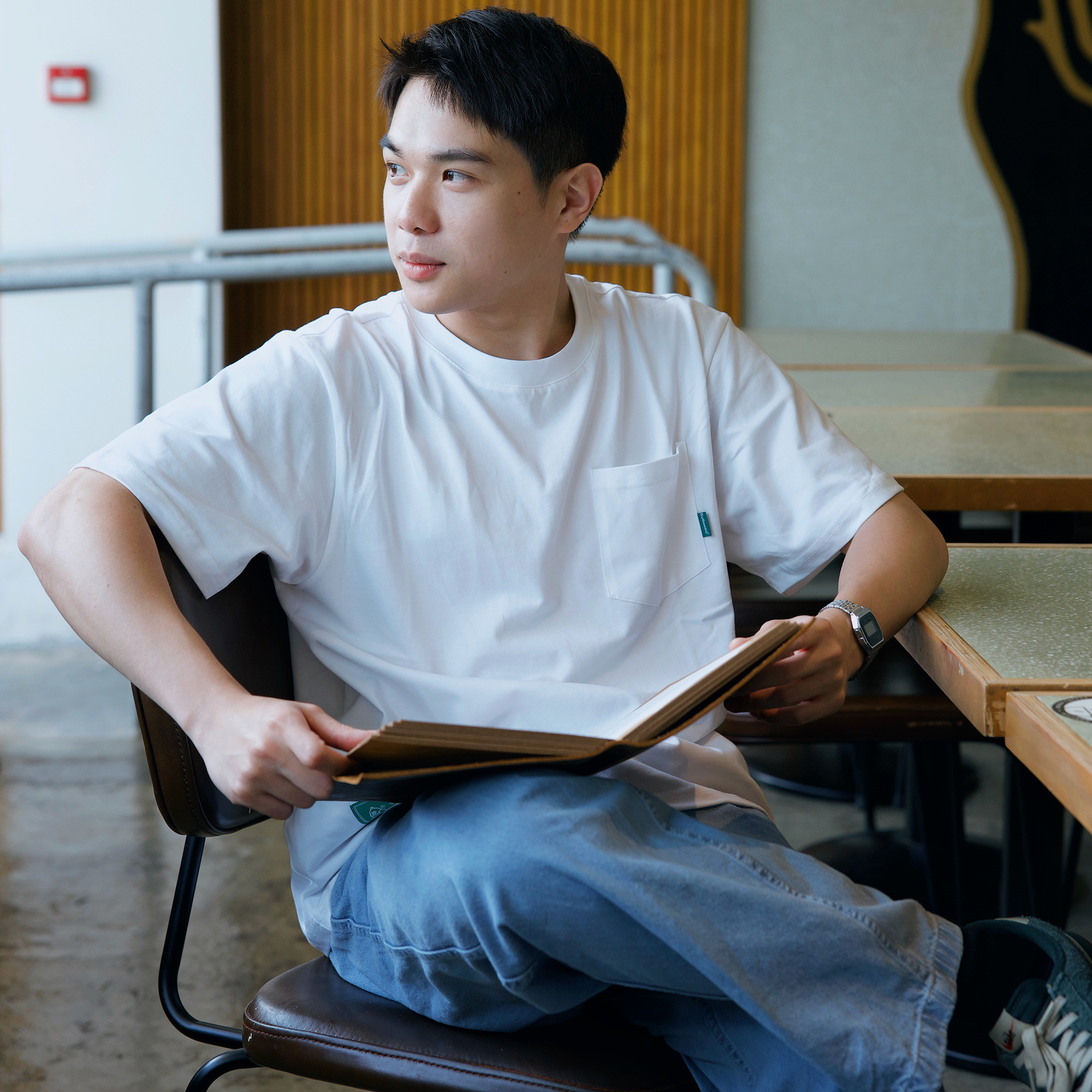 Gugoogu Contrast Stitch Cursive Logo Pocket Slim Fit T-Shirt | White | Hong Kong Original Design