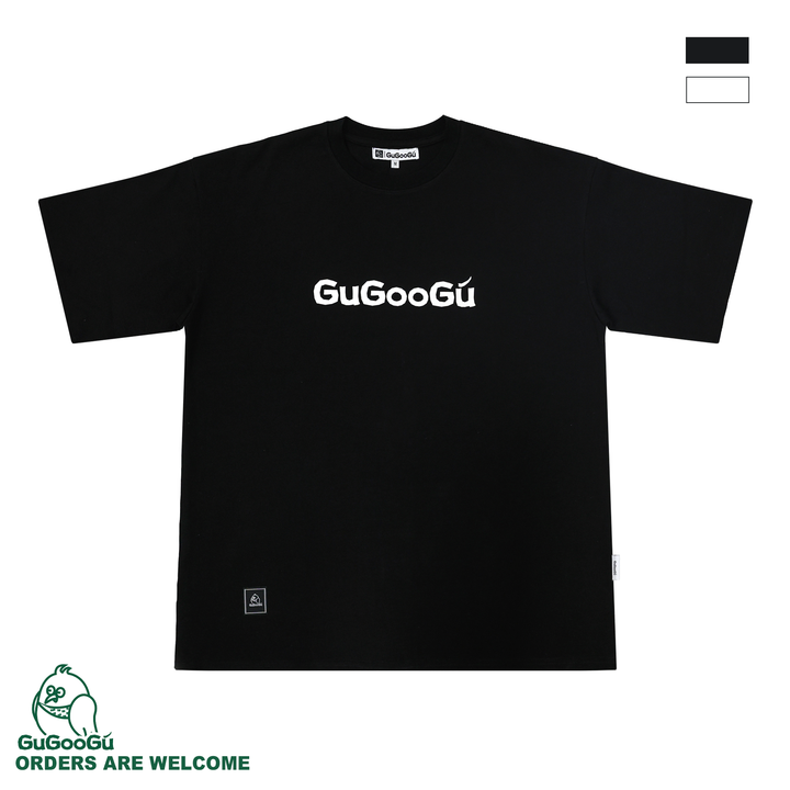 GUGOOGU純黑色休閒T恤，簡約白色logo印花設計。