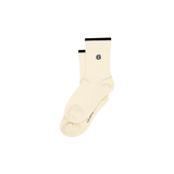 這是GUGOOGU的黑色飾邊米色中筒襪，採用毛巾底結合手工縫頭，腳感舒適如踩在棉花上。